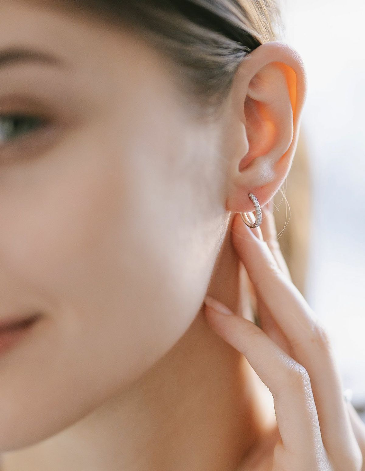 KYKLOS-STR CV PAVE HOOP PIERCE